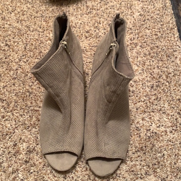 2 pairs Vici & Old Navy open toed booties size 10 - Picture 7 of 8
